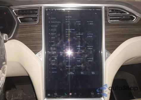 2016 Tesla Model X 60D/70D/75D/90D z USA, uszkodzony, nr VIN 5YJXCAE24GF008216